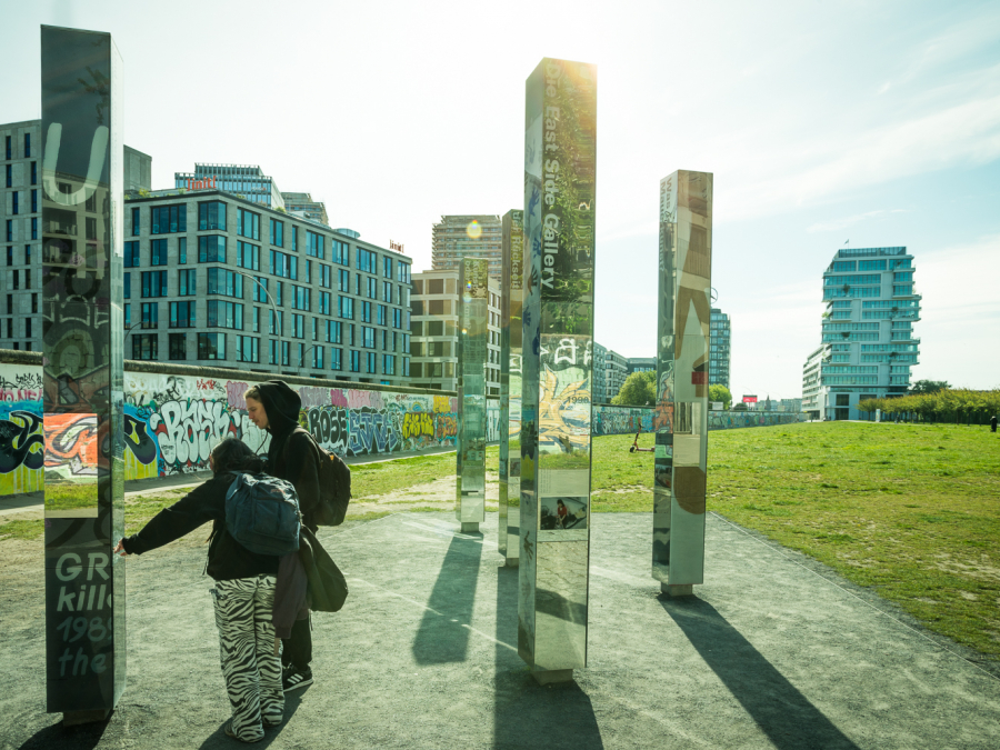 BesucherInnen vor Stelen bei der Open Air Ausstellung